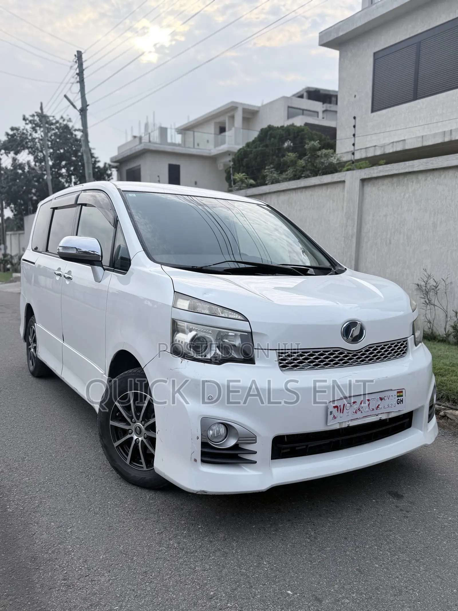 Toyota Voxy V 4WD 8-Seater 2011 White