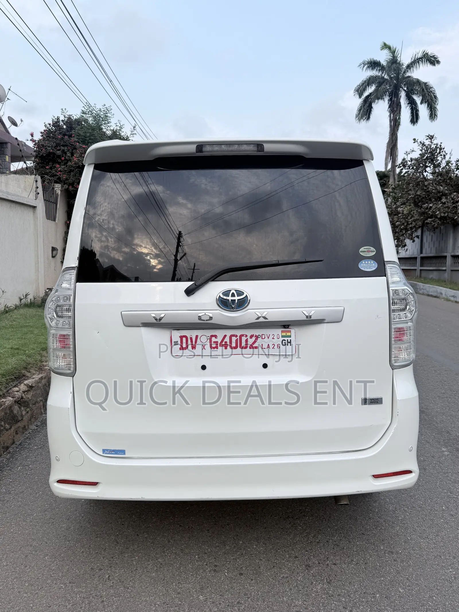 Toyota Voxy V 4WD 8-Seater 2011 White