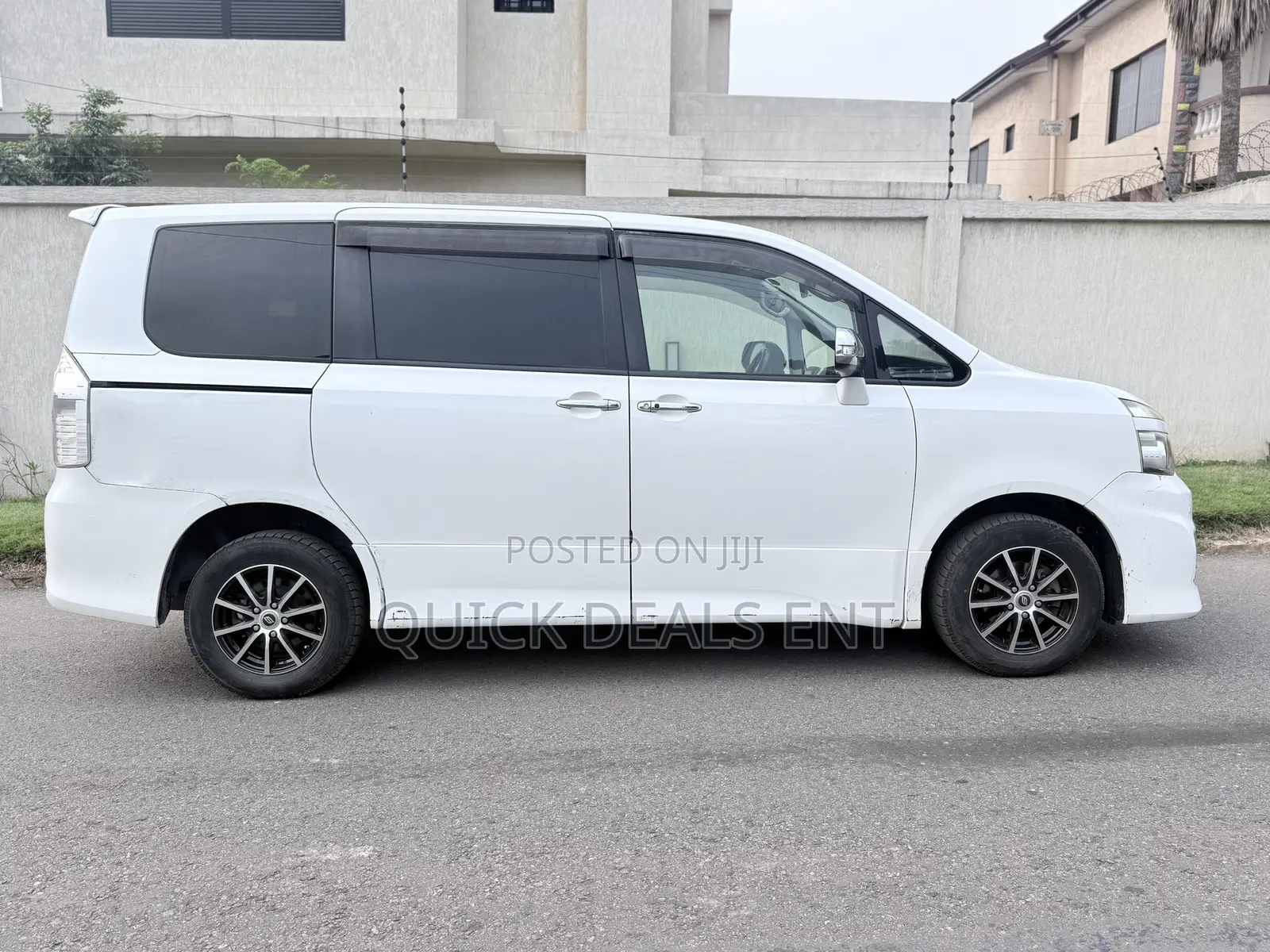 Toyota Voxy V 4WD 8-Seater 2011 White