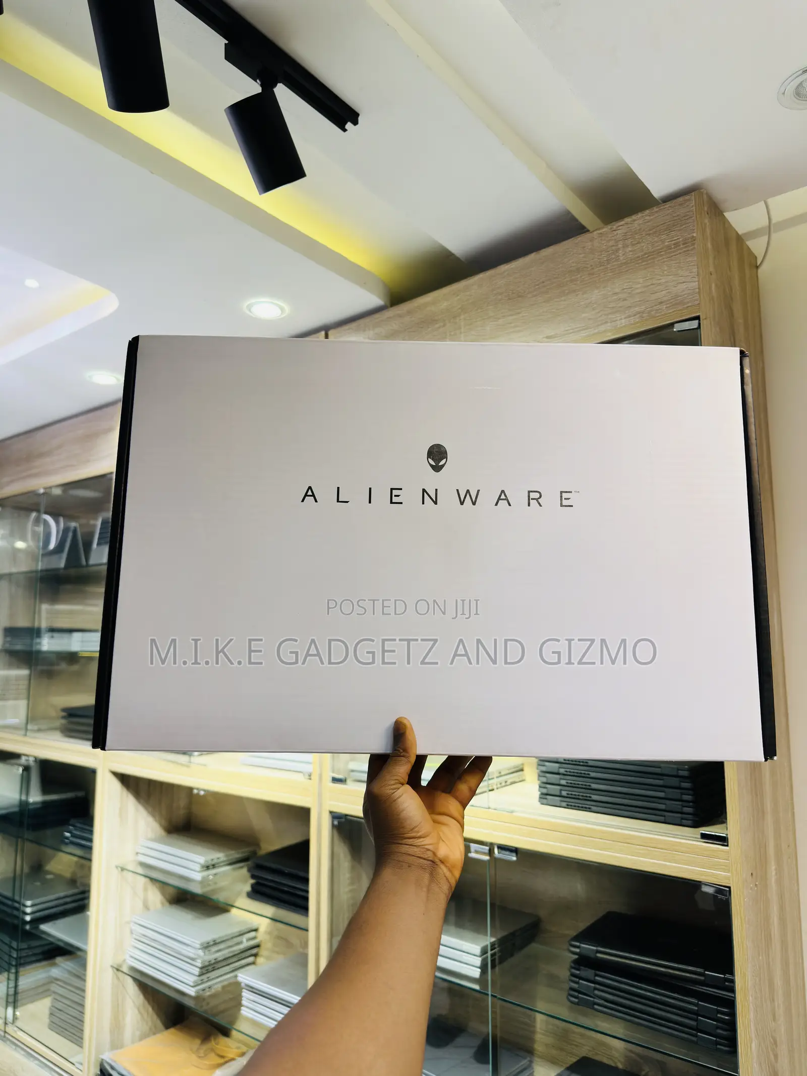 New Laptop Alienware M16 r1 32GB Intel Core i9 SSD 1T