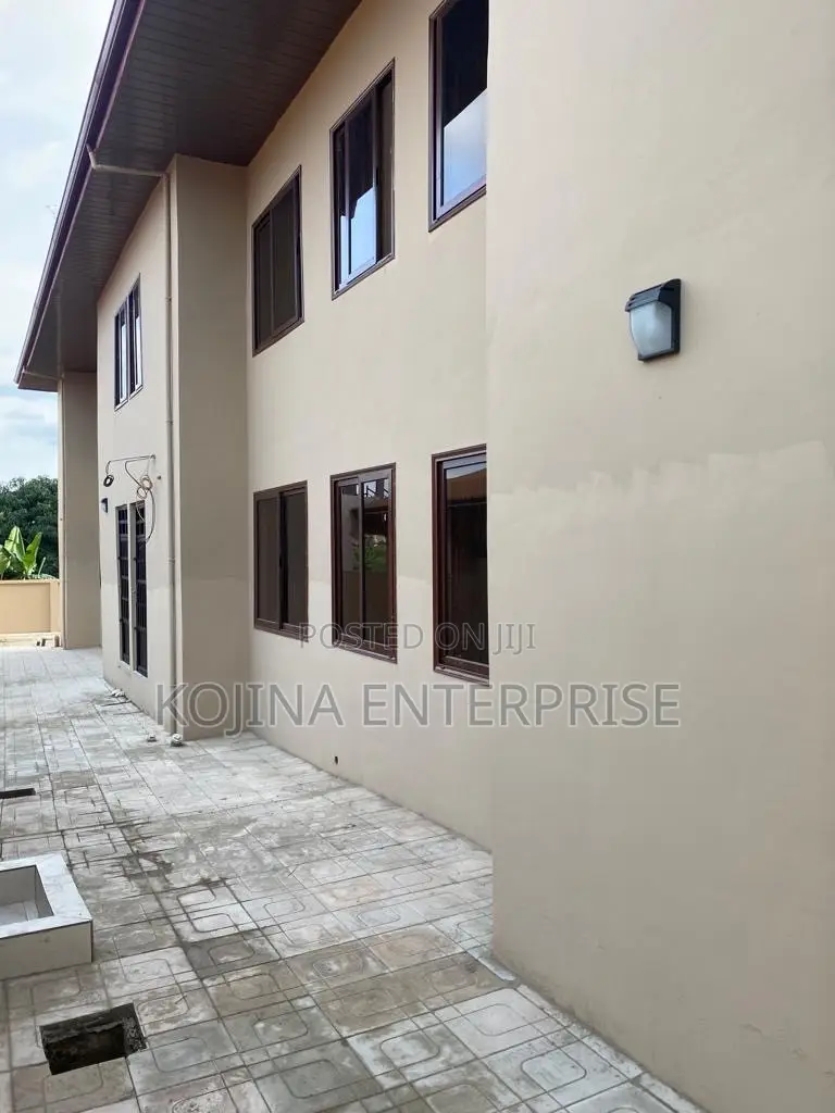 3bdrm Apartment in Atonsu Esreso, Kumasi Metropolitan for rent