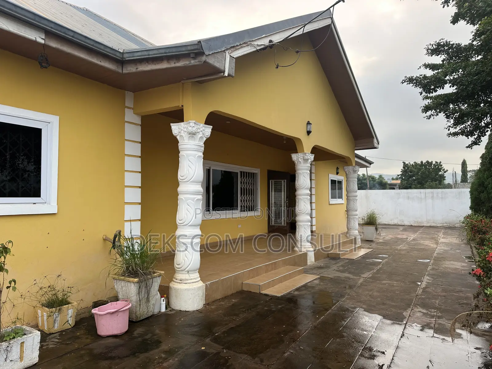 5bdrm House in Danfa for sale