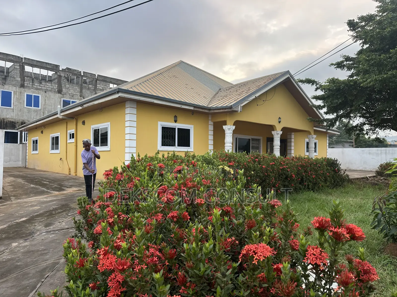 5bdrm House in Danfa for sale