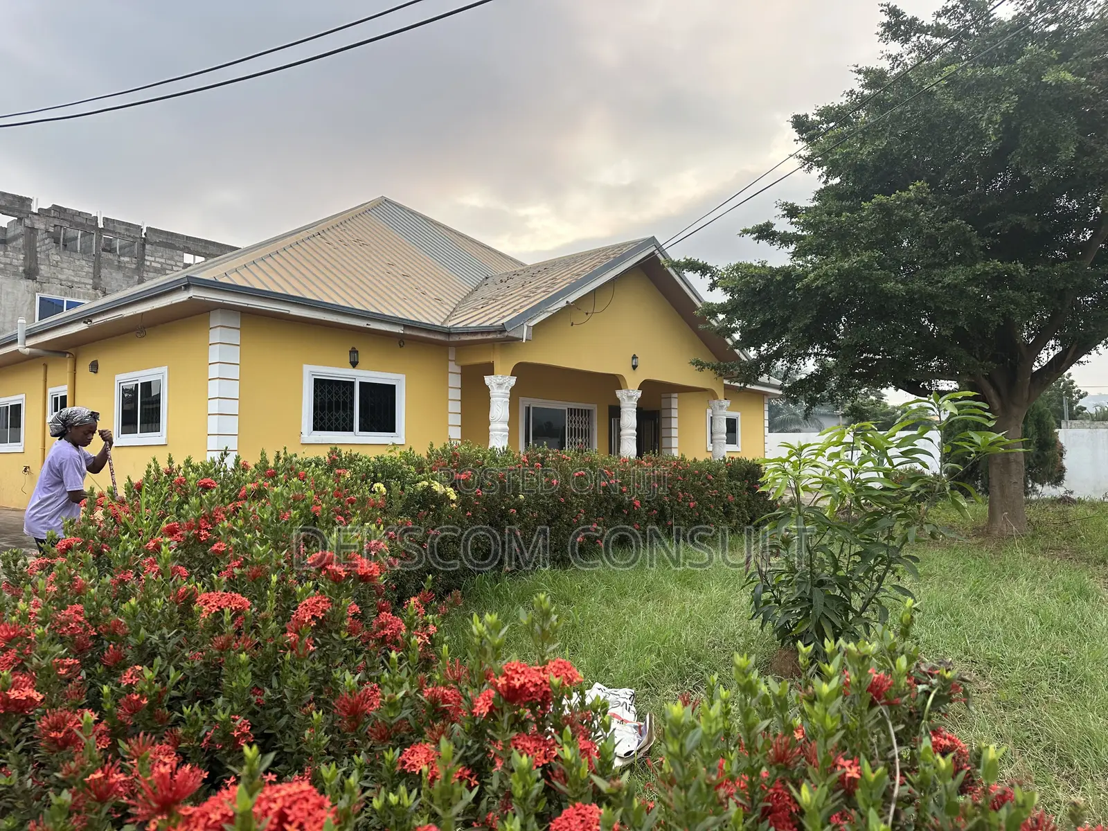 5bdrm House in Danfa for sale