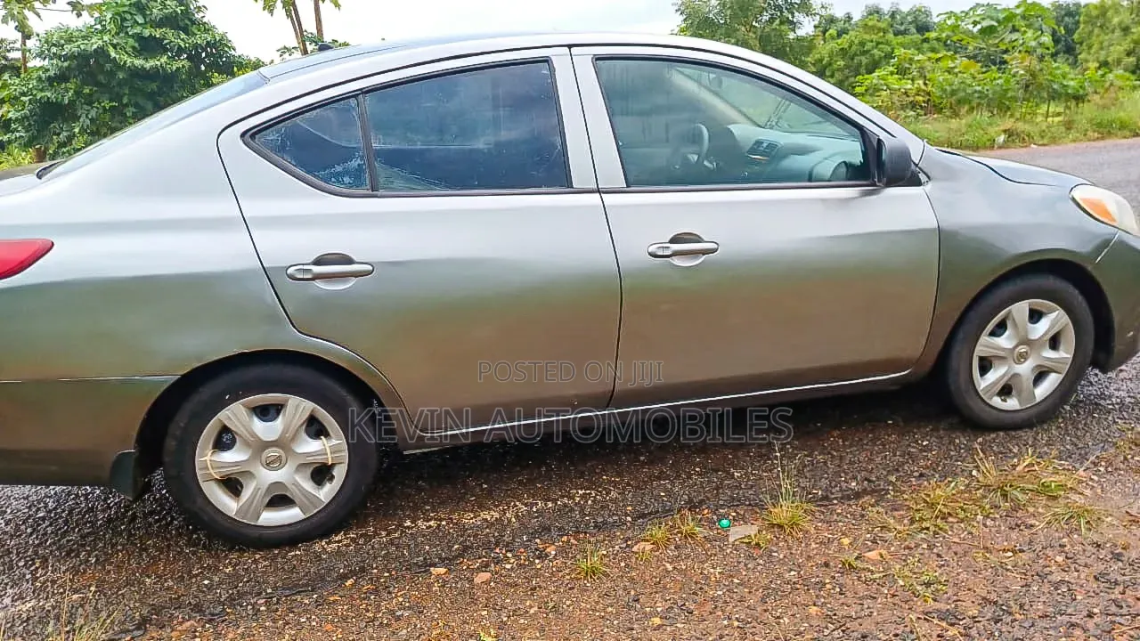 Nissan Versa 2013 Gray