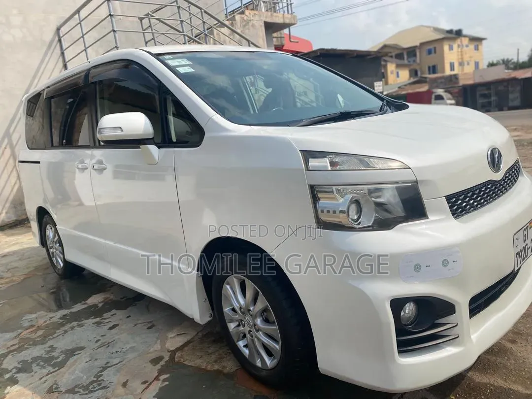 Toyota Voxy 2010 White