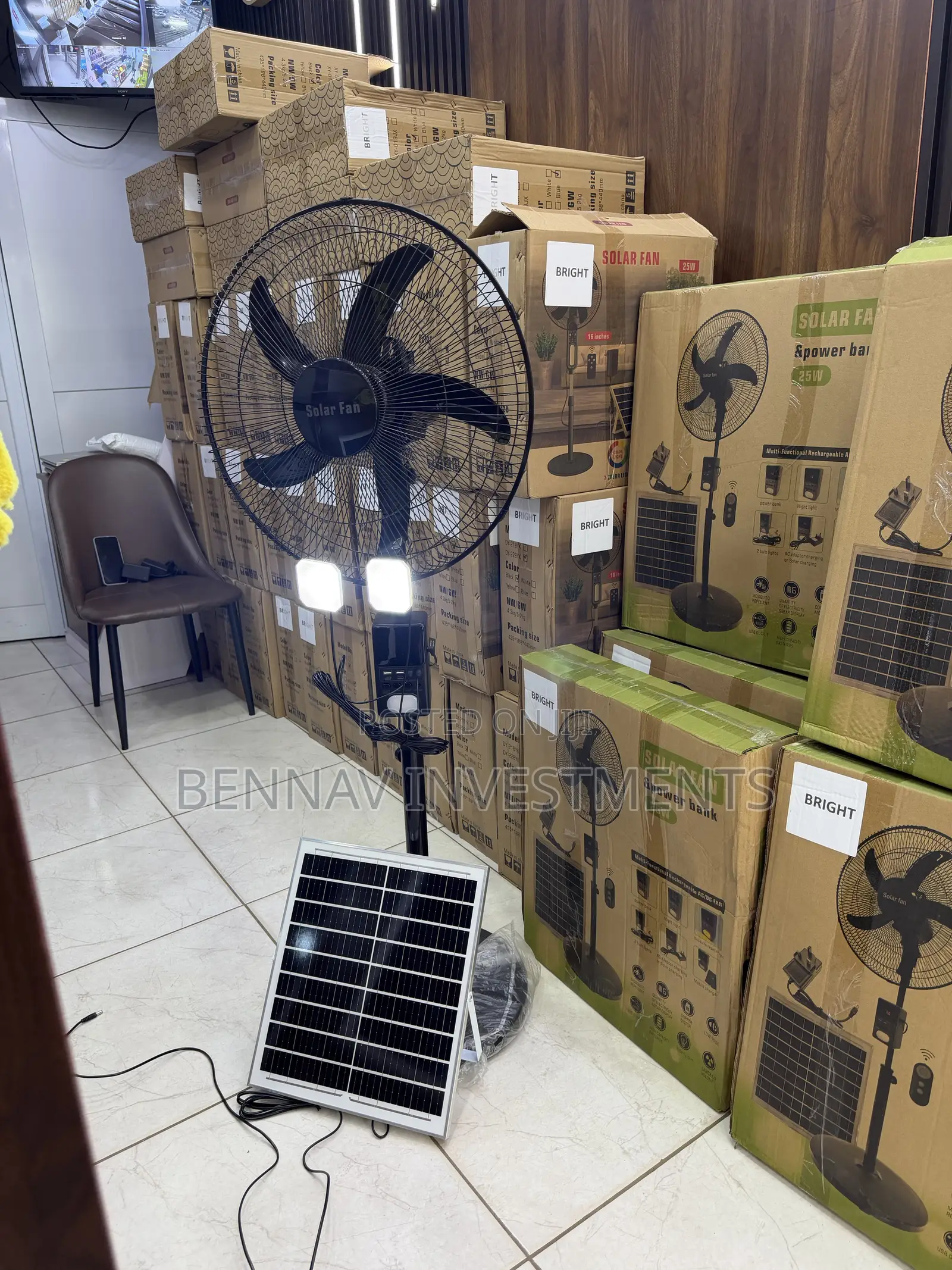 18” Solar Rechargeable Fan With LED Bulbs