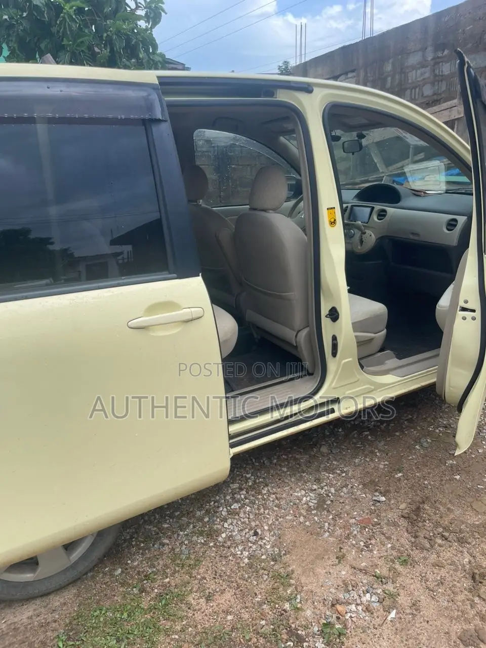 Toyota Sienta 1.5 AWD 2012 Yellow