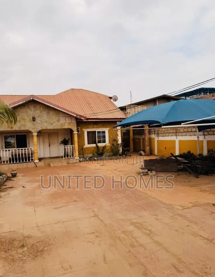 4bdrm House in West Hills Mall Area for sale