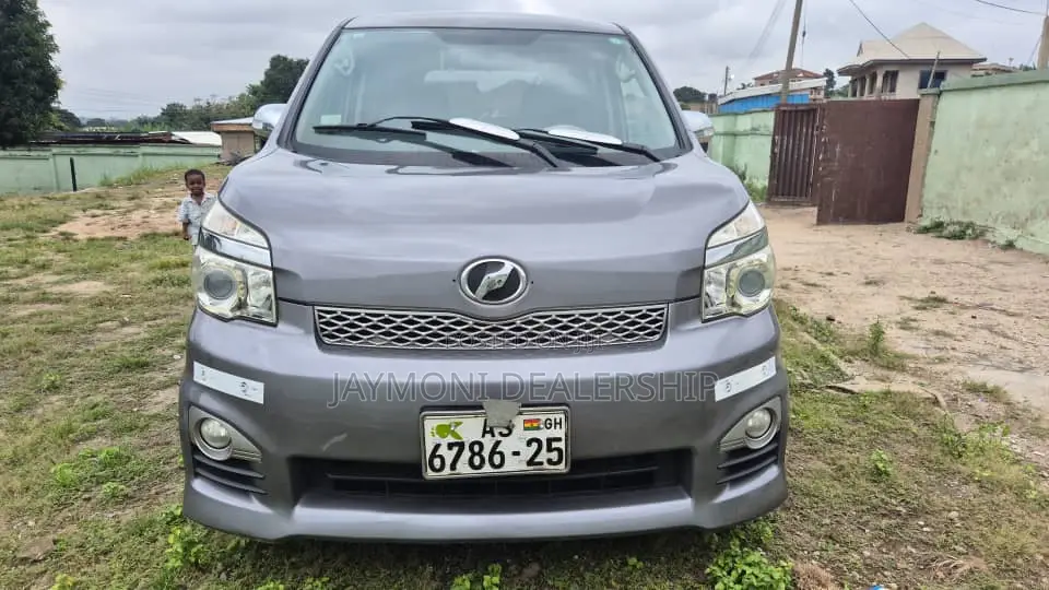 Toyota Voxy 2013 Silver
