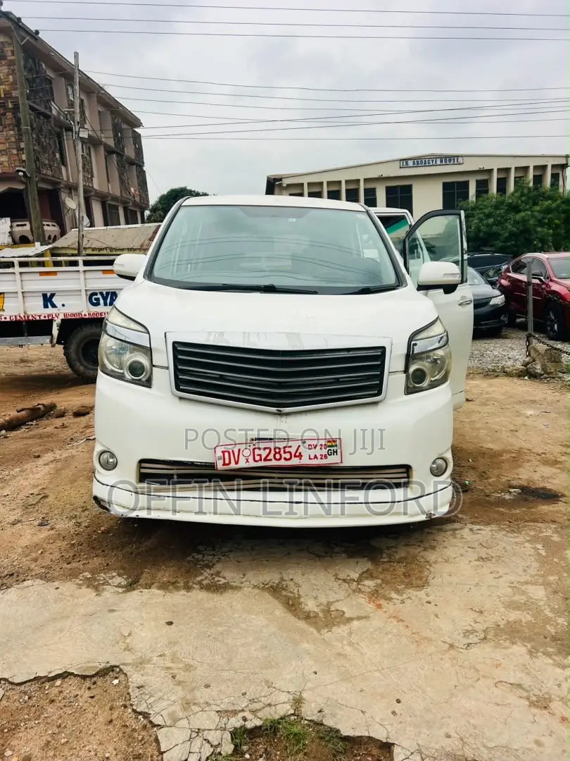 Toyota Voxy V 4WD 8-Seater 2013 White
