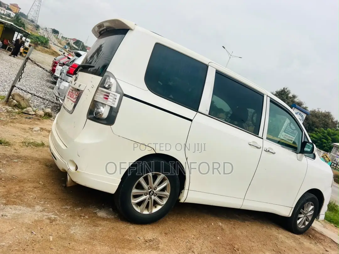 Toyota Voxy V 4WD 8-Seater 2013 White