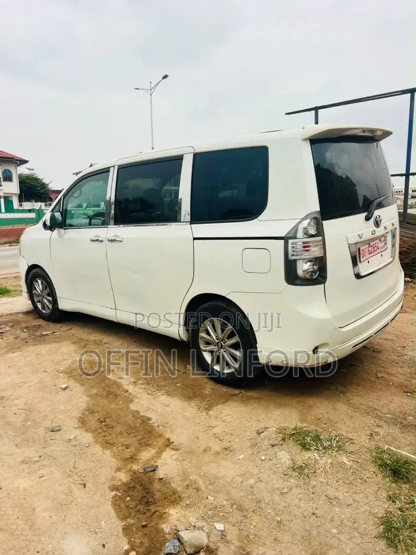 Toyota Voxy V 4WD 8-Seater 2013 White