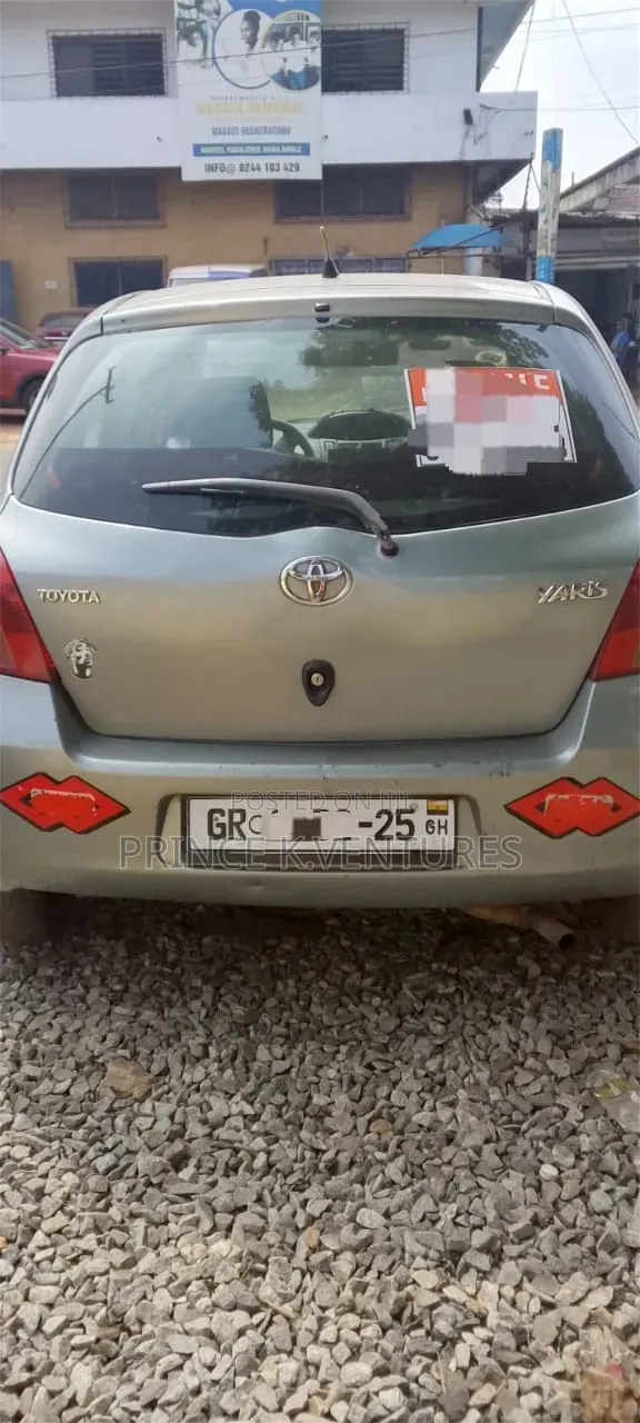Toyota Yaris Base Hatchback 5dr 2010 Gray