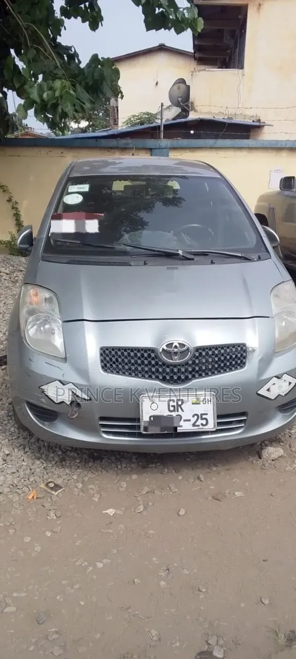 Toyota Yaris Base Hatchback 5dr 2010 Gray