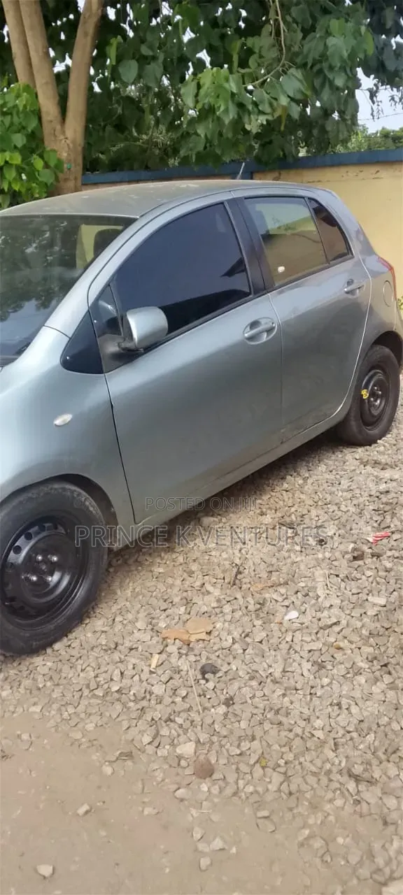 Toyota Yaris Base Hatchback 5dr 2010 Gray
