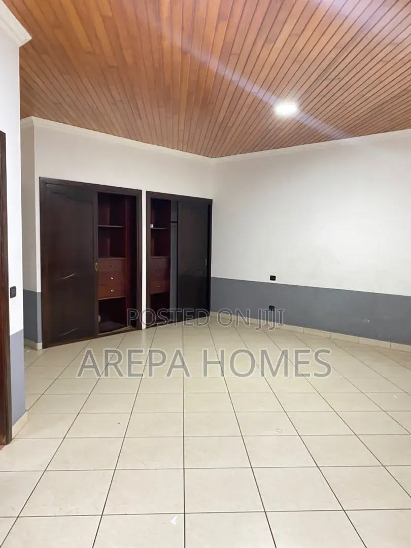 5bdrm Mansion in Arepa Homes, School Junction for sale