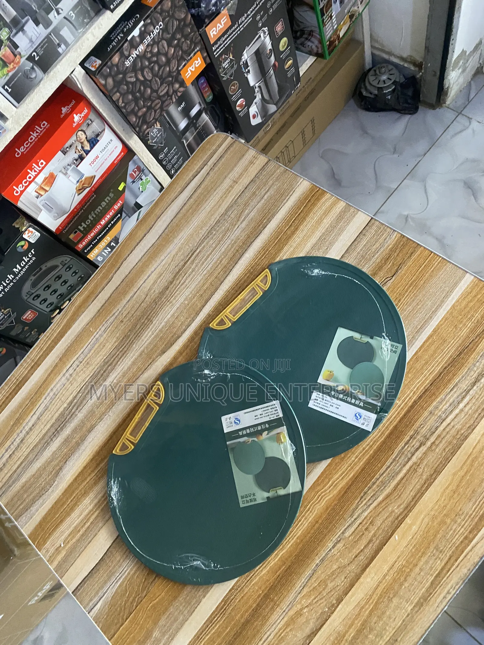 Round Plastic Cutting Board With Handle