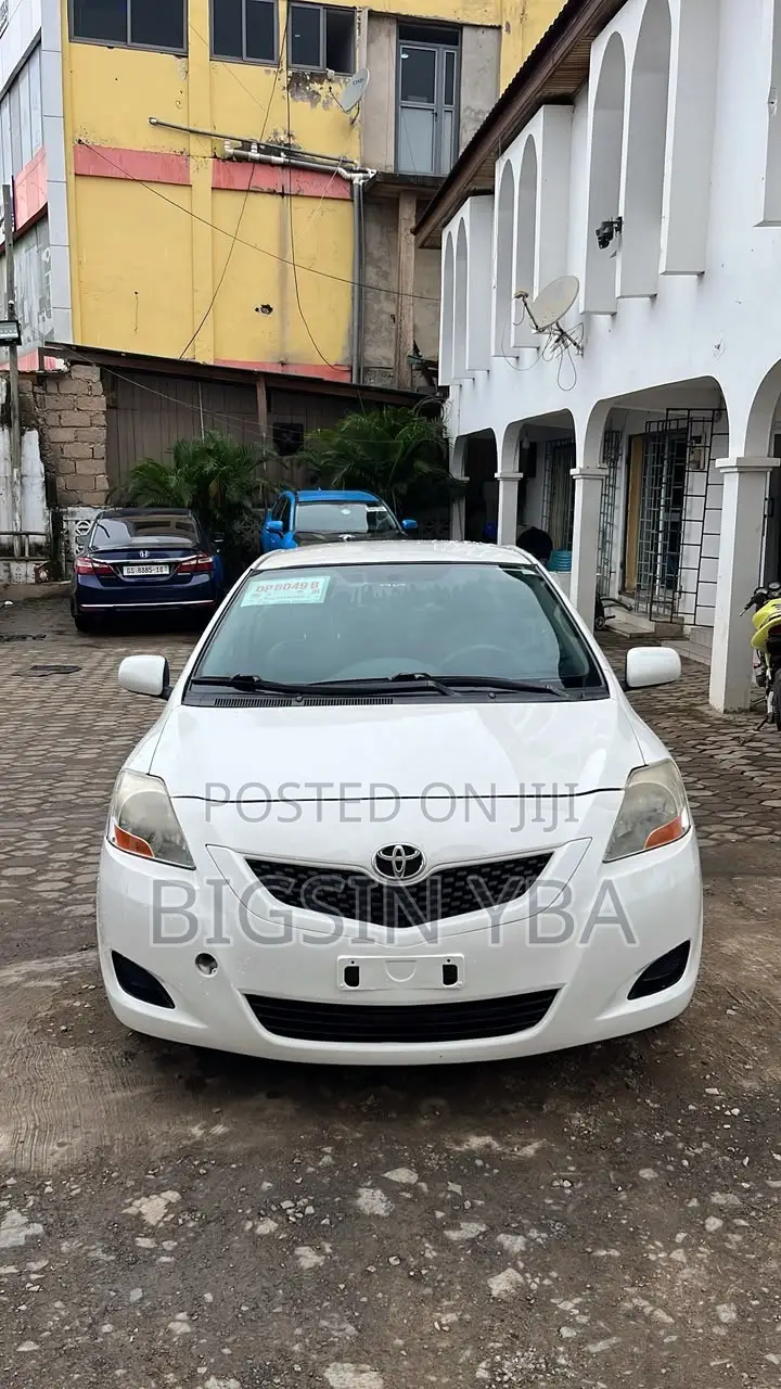 Toyota Yaris Base Sedan 4dr 2010 White