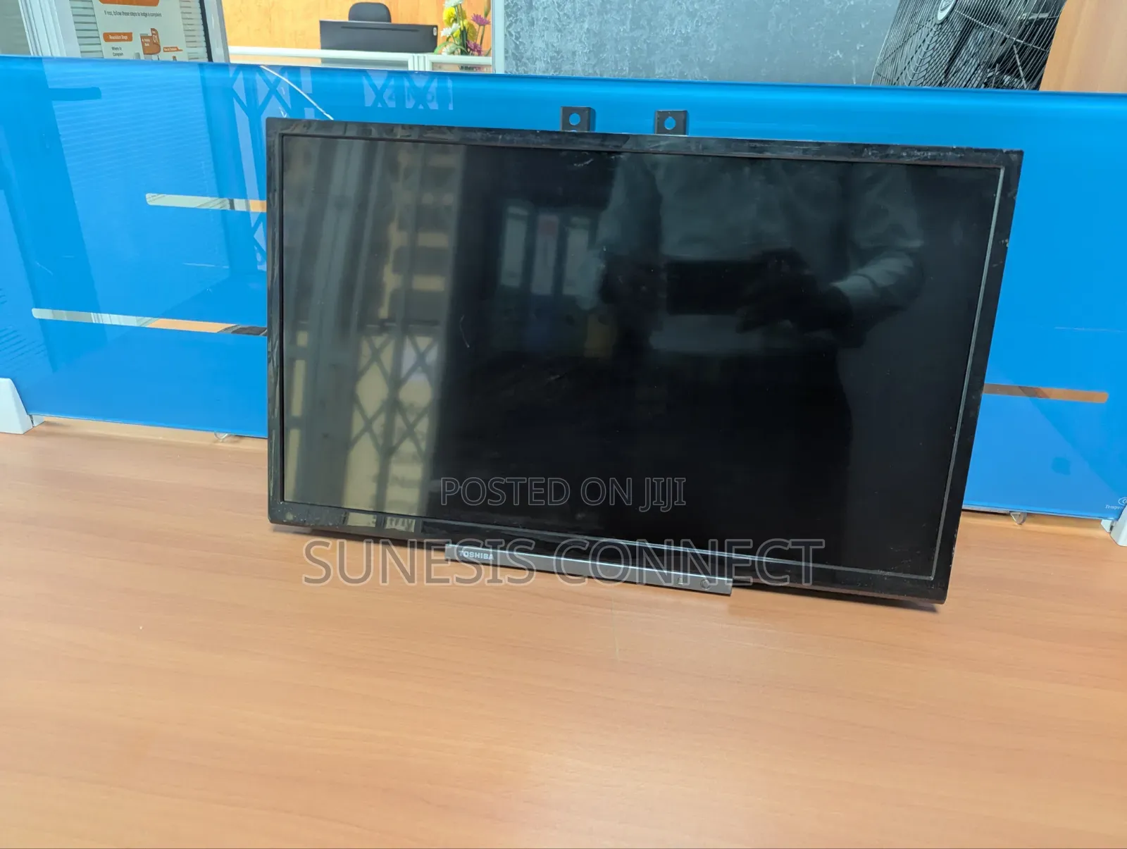 24-Inch Toshiba Televesion Set [TV / Monitor]