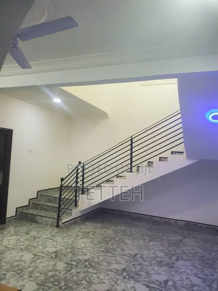 5bdrm House in Papao for sale