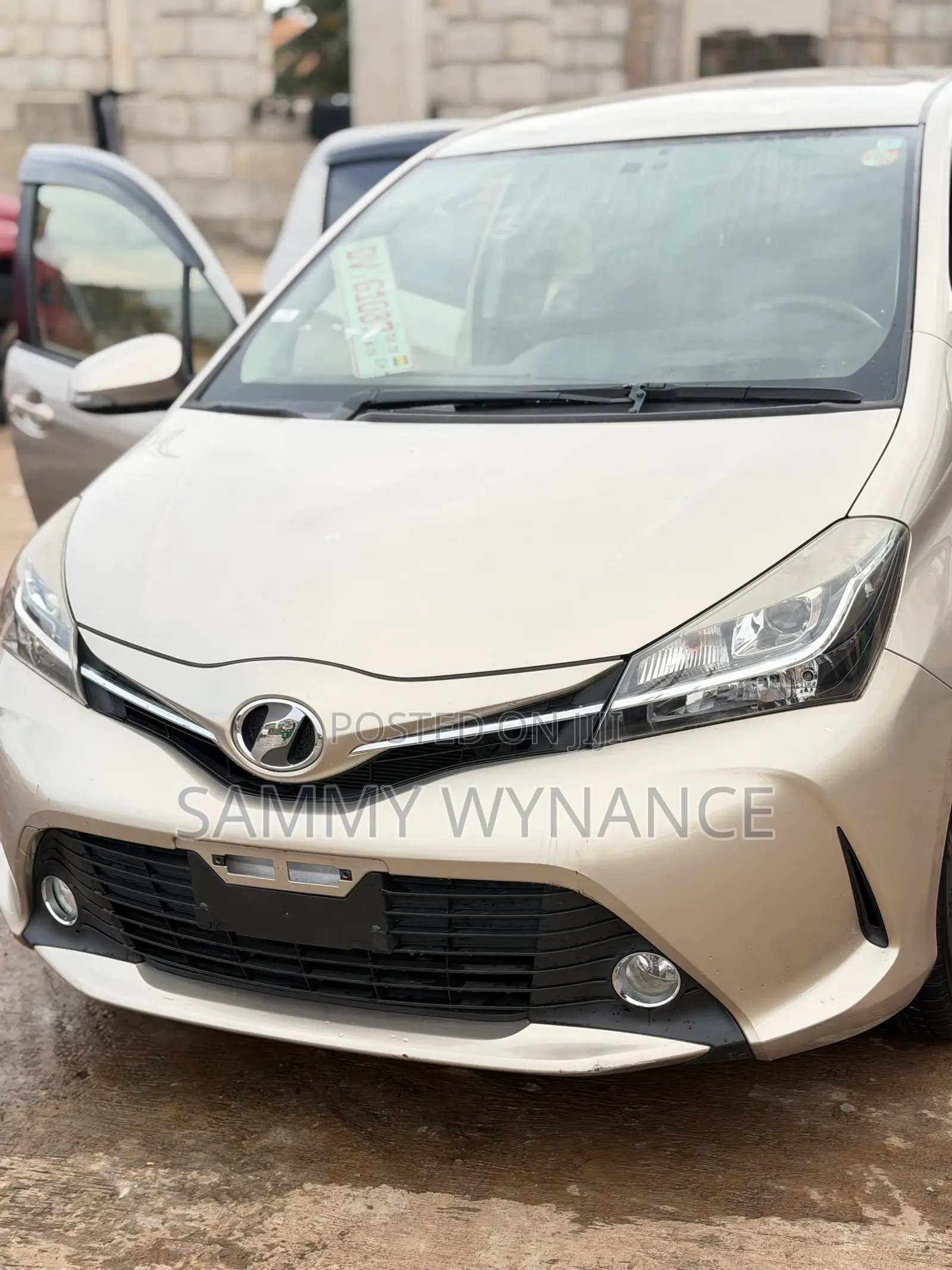 Toyota Vitz 1.3 FWD 5dr 2014 Beige