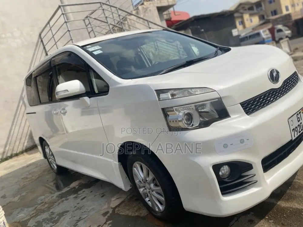 Toyota Voxy V 2WD 7-Seater 2015 White