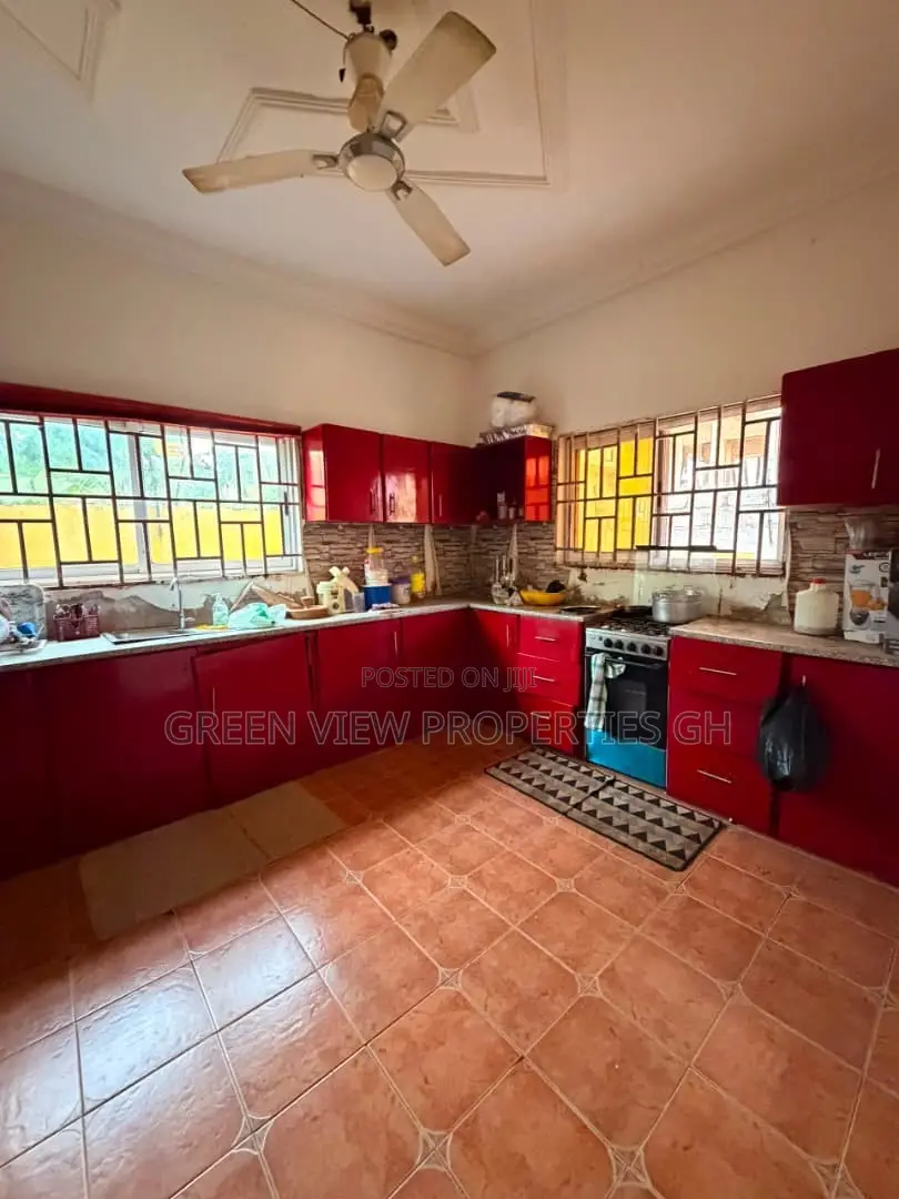 4bdrm House in West Hills Mall Area for sale
