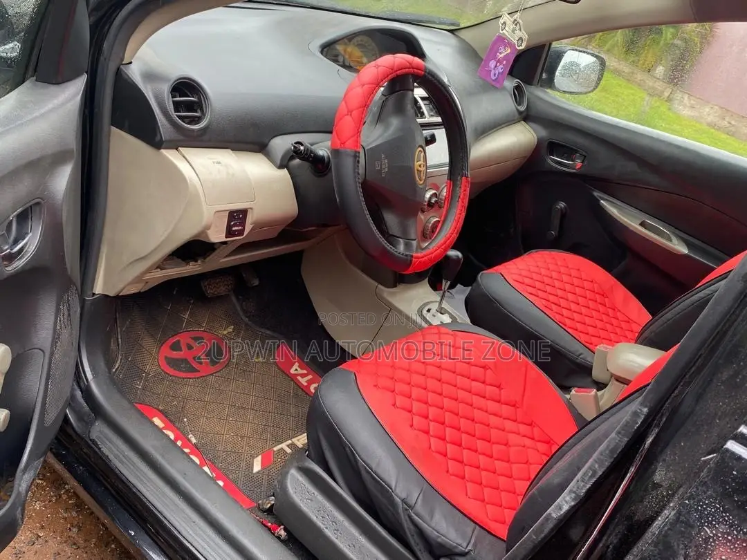 Toyota Yaris 2011 Black