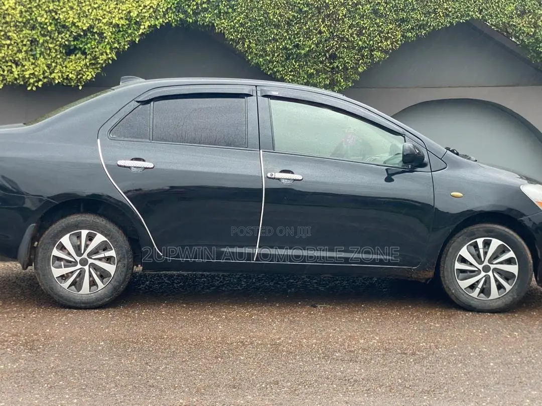 Toyota Yaris 2011 Black