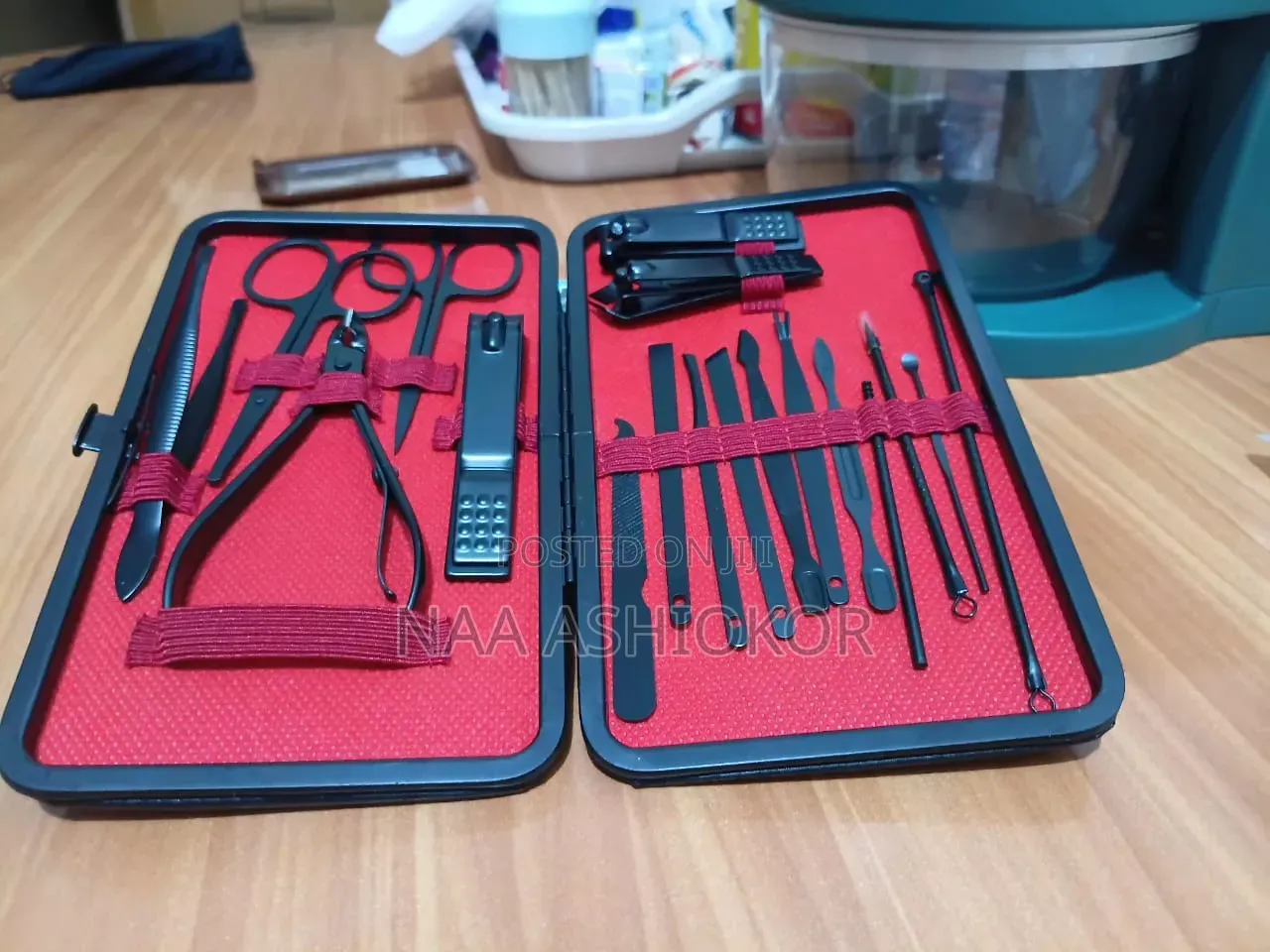 18 Piece Manicure Set