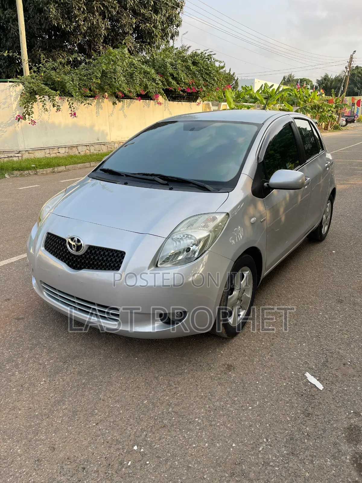 Toyota Vitz 2010 Silver