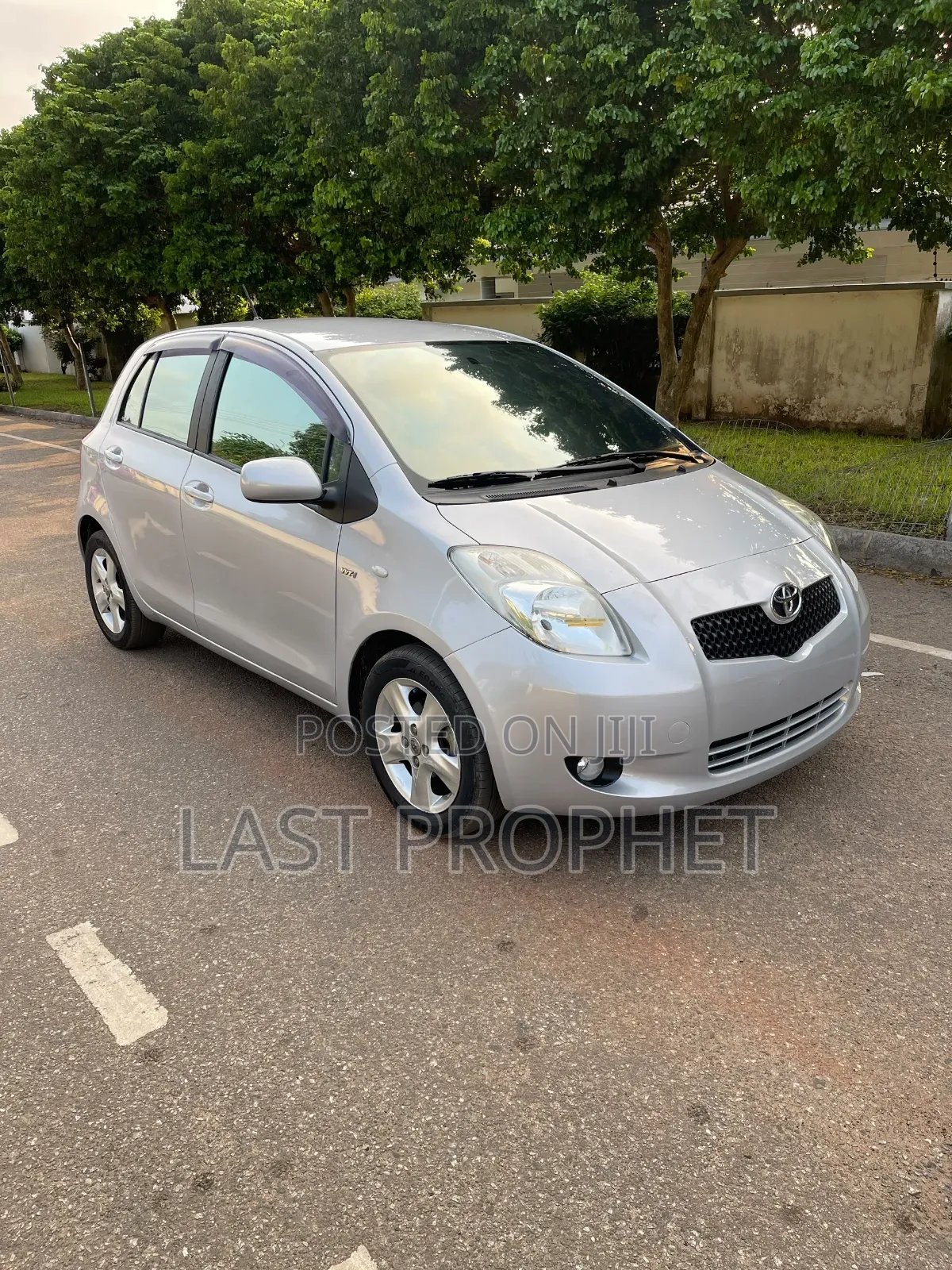 Toyota Vitz 2010 Silver