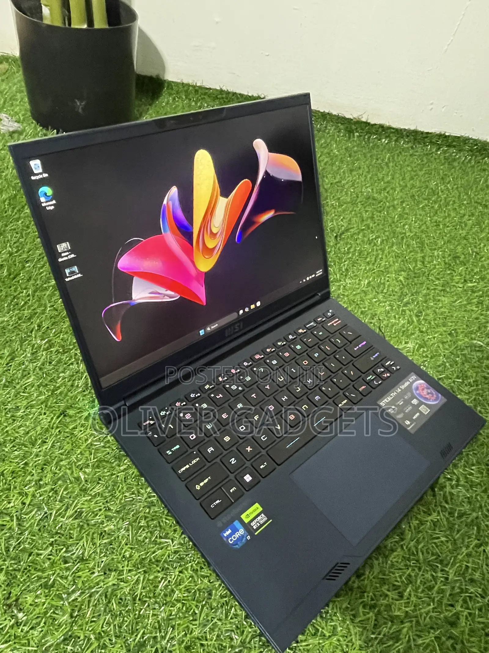 Laptop MSI Stealth 14 Studio A13VF 16GB Intel Core i7 SSD 512GB