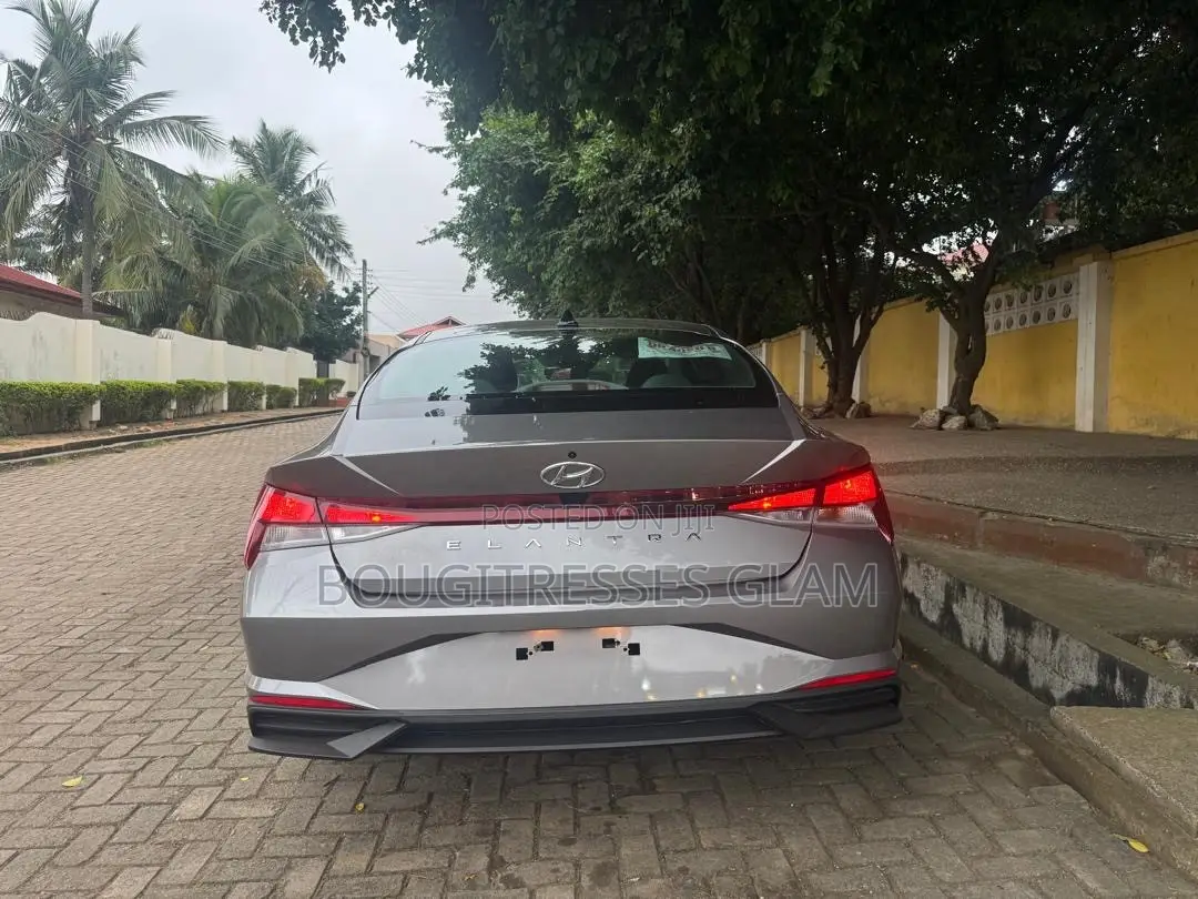 Hyundai Elantra SEL 2024 Gray