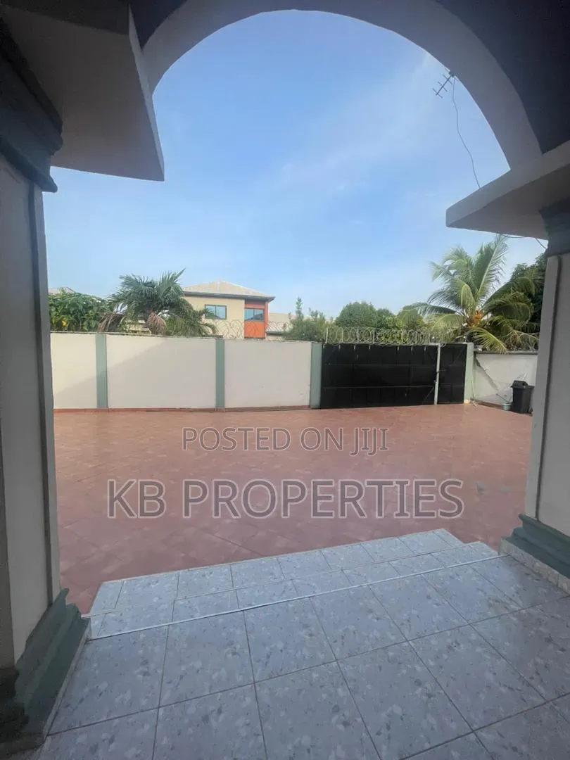 4bdrm House in Kb Properties, Baatsona Total for rent