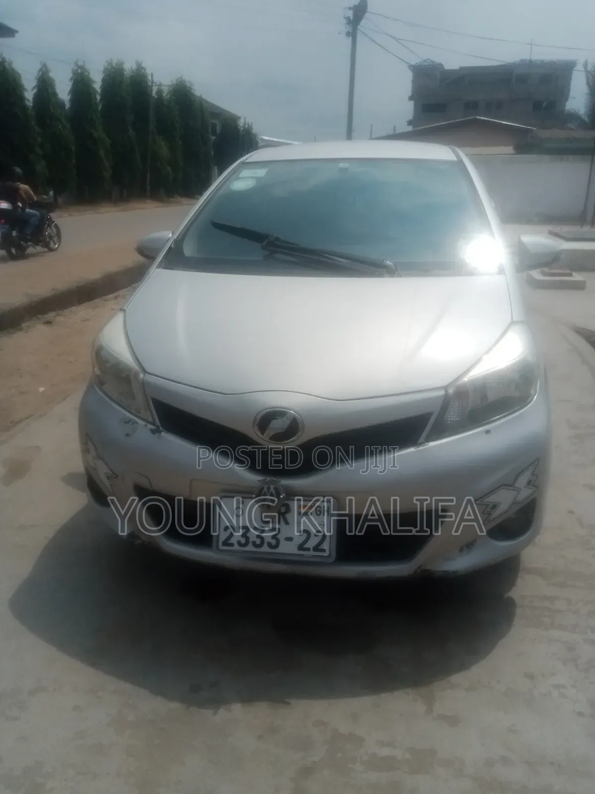 Toyota Vitz 2012 Silver