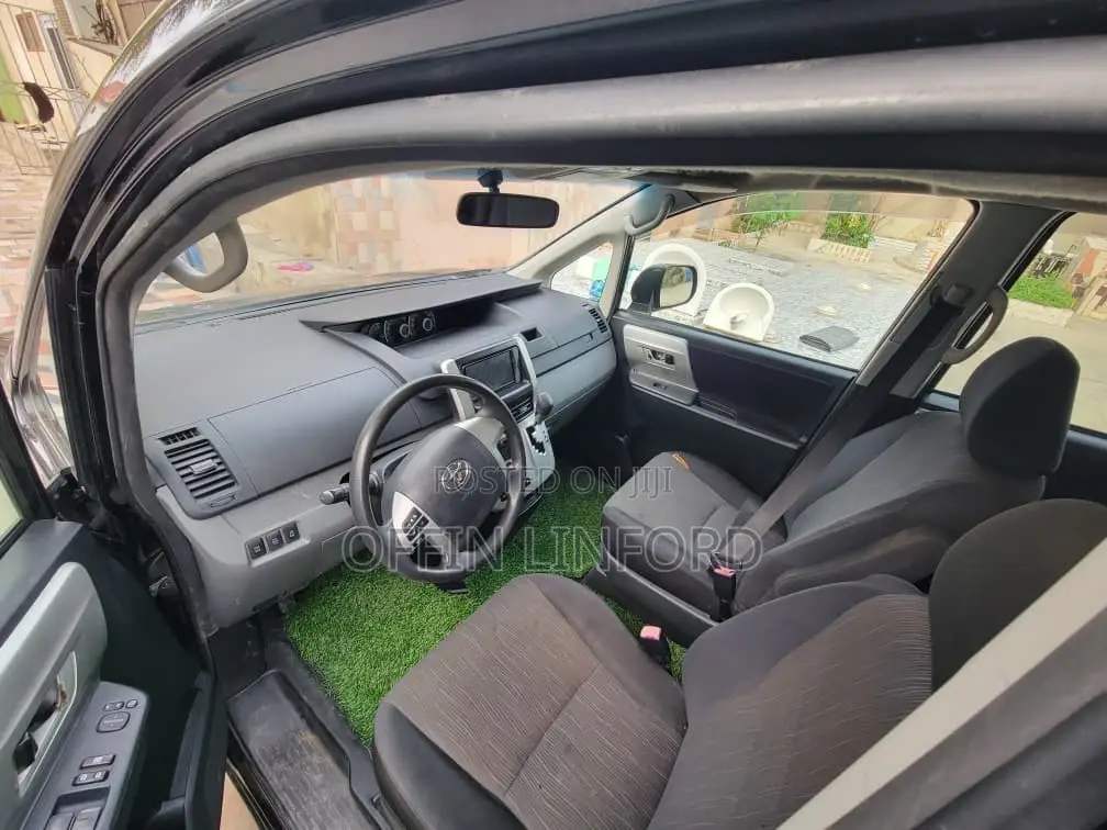 Toyota Voxy X 4WD 8-Seater 2013 Black