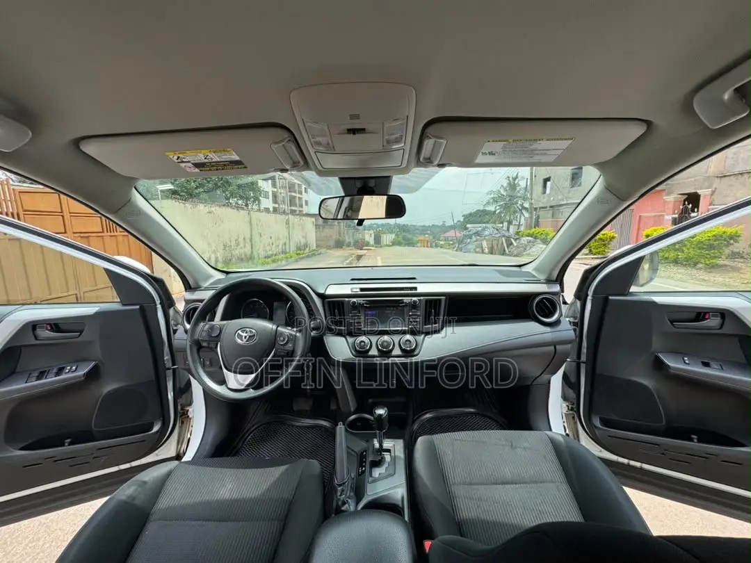 Toyota RAV4 LE AWD (2.5L 4cyl 6A) 2017 White