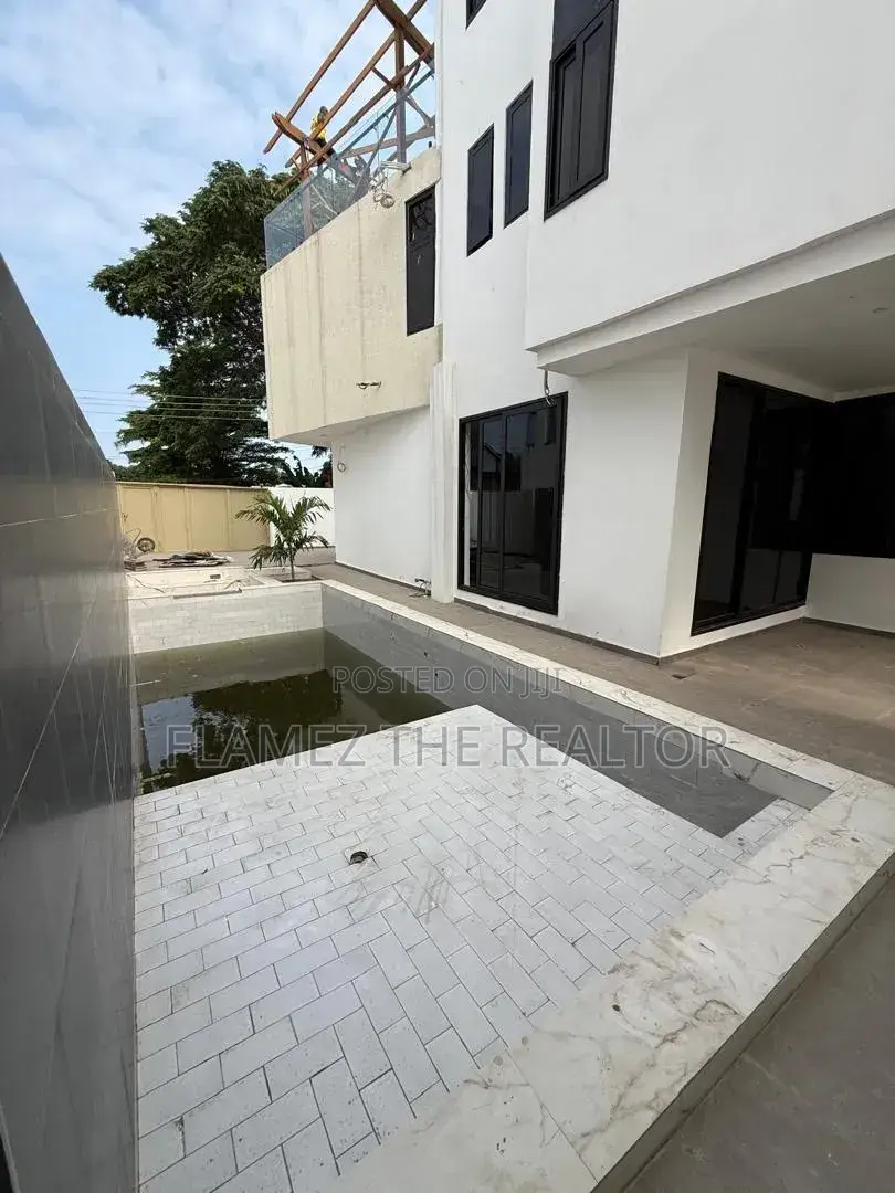 4bdrm Townhouse/Terrace in Labone Townhouse, Coffee Shop Area for sale