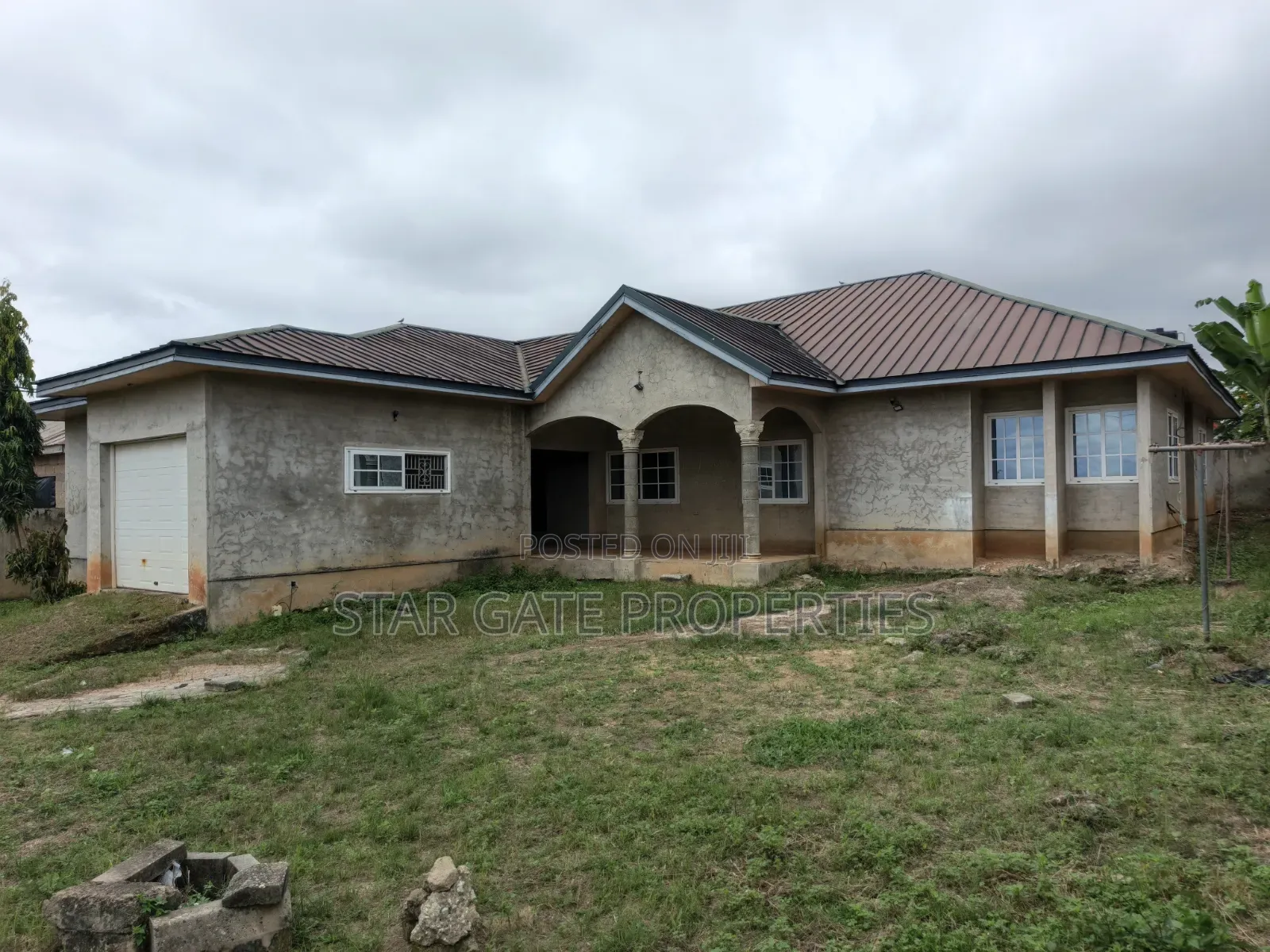 5bdrm House in Appiadu, Kumasi Metropolitan for sale