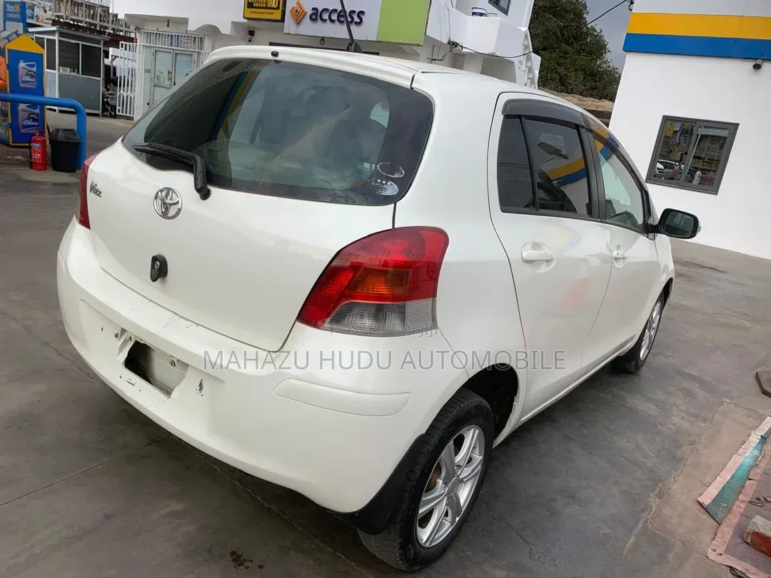 Toyota Vitz 1.5 FWD 5dr 2010 Off white