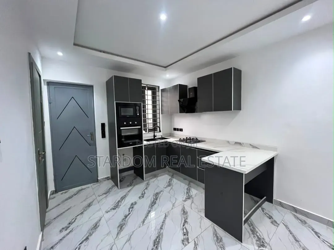 2bdrm Townhouse / Terrace in Ashaley Botwe, Nmai-Dzorn for rent