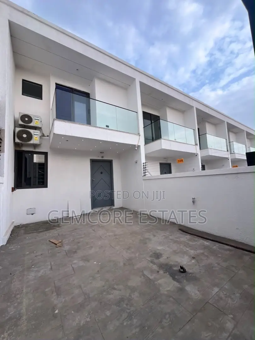 2bdrm Townhouse / Terrace in School Junction, Ashaley Botwe for rent