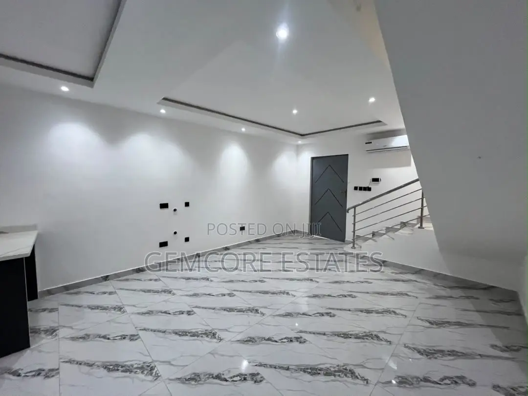 2bdrm Townhouse / Terrace in School Junction, Ashaley Botwe for rent