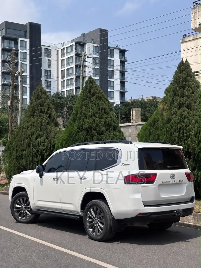 Toyota Land Cruiser LC300 2023 White