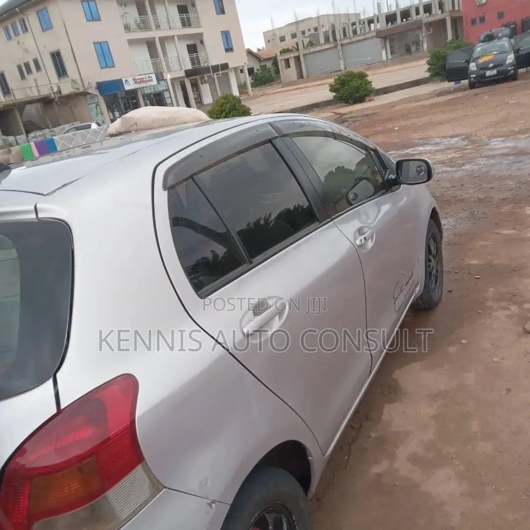 Toyota Vitz 2010 Gray