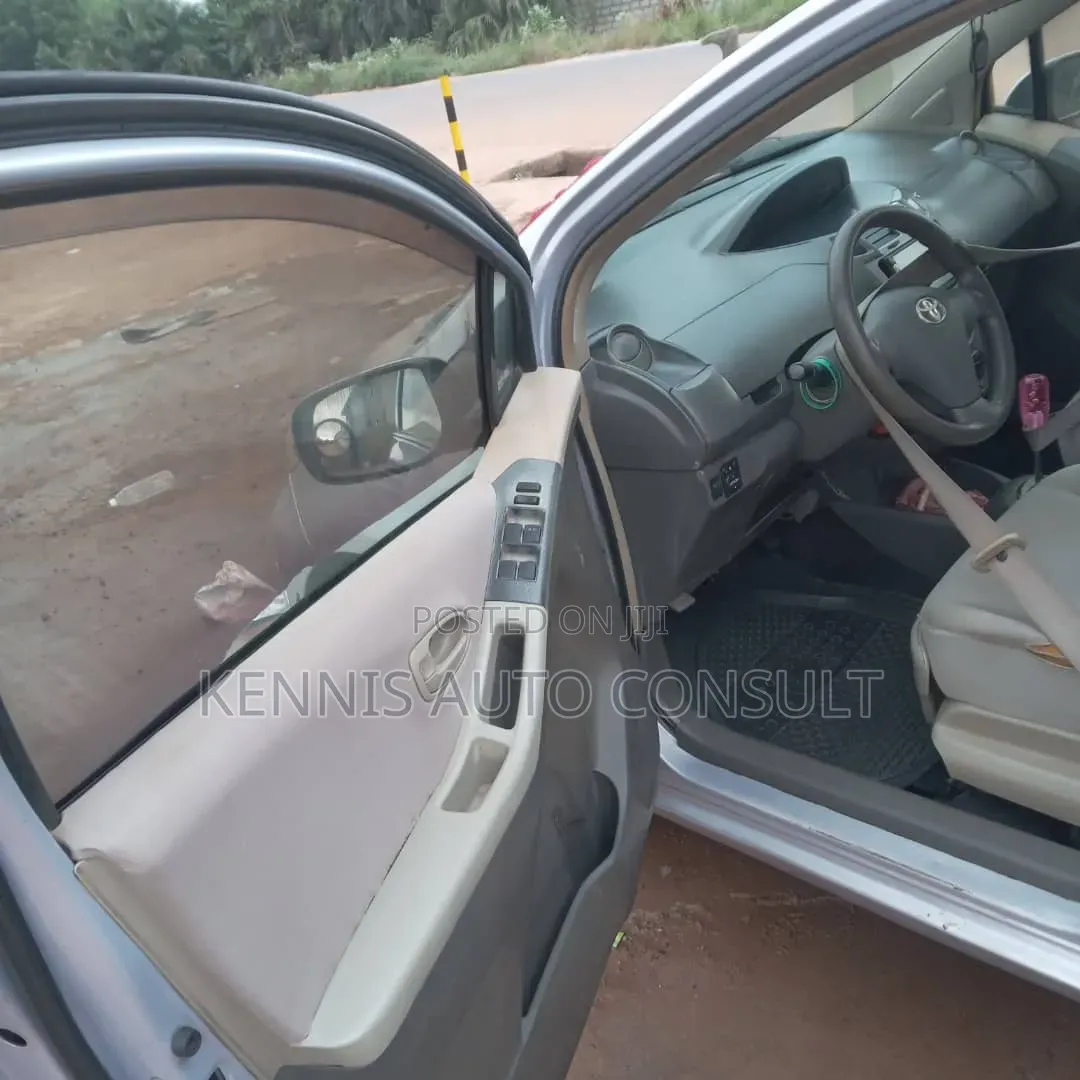 Toyota Vitz 2010 Gray