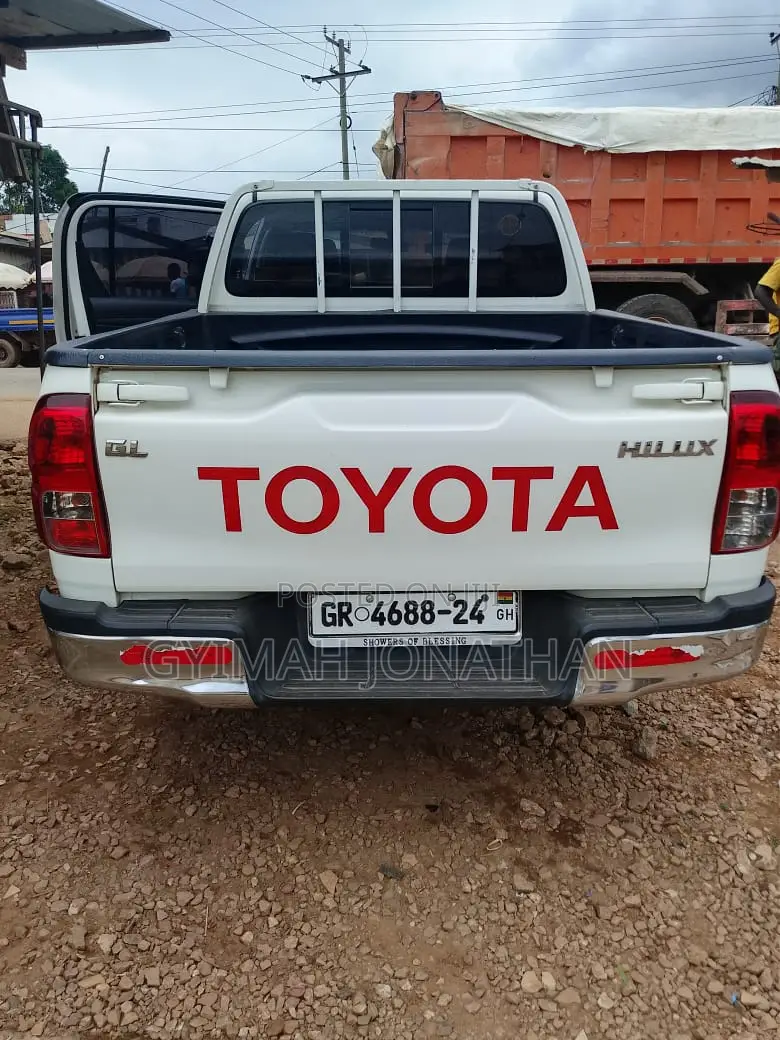 Toyota Hilux Revo Smart Cab Petrol 2.7 RWD 2017 White