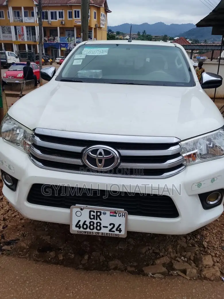 Toyota Hilux Revo Smart Cab Petrol 2.7 RWD 2017 White